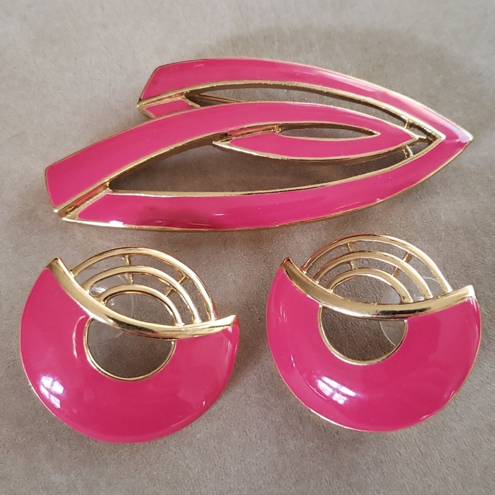 VTG Rare Trifari Art Deco style enamel earring/brooch set, pink/gold